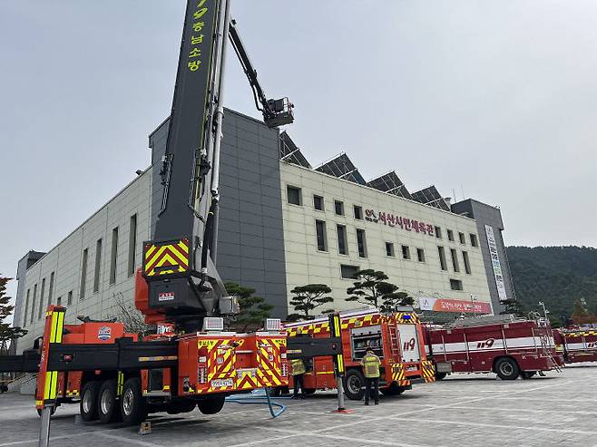 10월 30일 서산시민체육관에서 열린 '2025년 재난대응 안전한국훈련'에서 관계자들이 지진으로 인한 체육시설 붕괴 상황을 가정해 구조훈련을 펼치고 있다.(사진=서산시 제공)