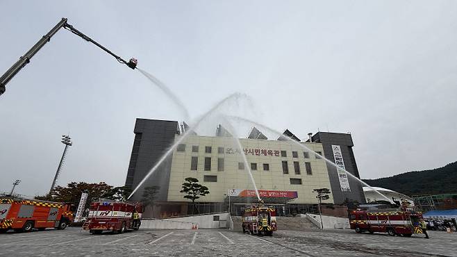 10월 30일 서산시민체육관에서 열린 '2025년 재난대응 안전한국훈련'에서 관계자들이 지진으로 인한 체육시설 붕괴 상황을 가정해 구조훈련을 펼치고 있다.(사진=서산시 제공)