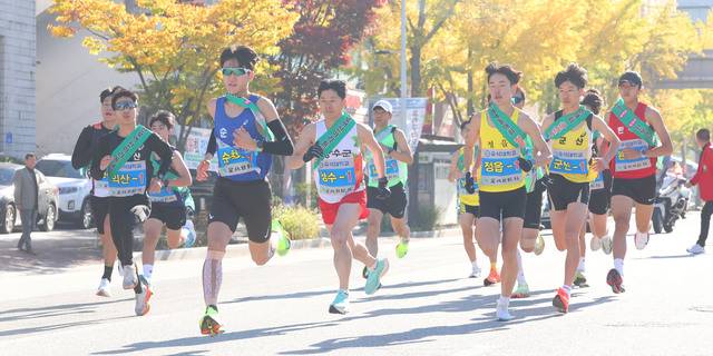 지난해 제36회 전북역전마라톤대회에 참가한 시군대표 선수들이 전북일보사 앞 기린대로에서 힘찬 출발을 하고 있다. 전북일보 자료사진