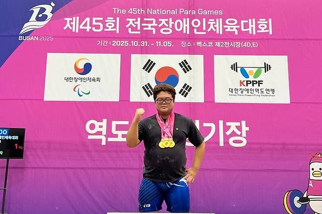 강원호(동구청)는 남자 -110㎏급에 출전해 스쿼트에서 271㎏으로 한국 신기록을 수립했으며, 데드리프트(275㎏), 종합(546㎏)에서 각각 1위를 차지했다. 시장애인체육회 제공