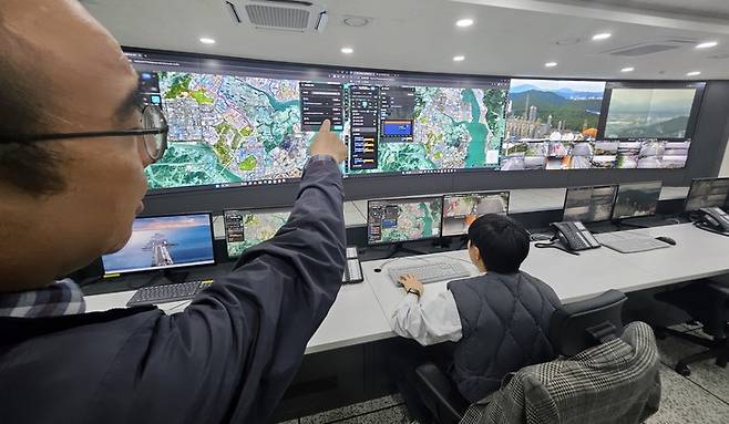 울산테크노파크 김도한 박사가 관제 시스템을 설명하고 있는 모습.