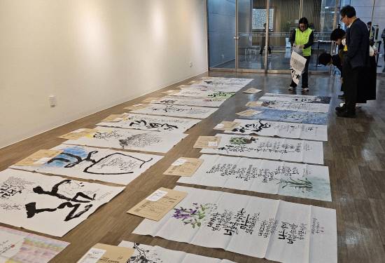 제48회 경남미술대전 심사 장면. 사진=경남미협