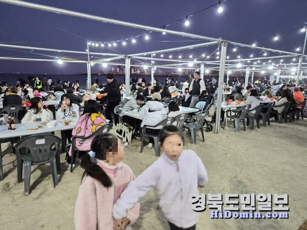해양미식축제에 인파가 몰리면서 송도해수욕장에 마련된 야외식당에 빈틈없이 관람객들이 앉아있다.