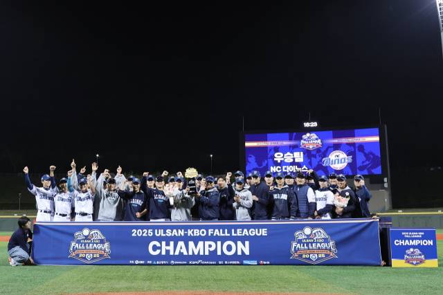 지난 1일 울산 문수야구장에서 열린 2025 울산-KBO Fall League 결승에서 우승을 차지한 NC 다이노스 선수단이 기념촬영을 하고 있다./NC 다이노스/