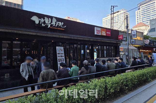 기자가 방문한 11월 1일 오후, 깐부치킨 앞은 ‘성지 순례’ 대기줄로 가득했다. 회동 이후 연일 웨이팅 행렬이 이어지고 있다.(사진=한전진 기자)