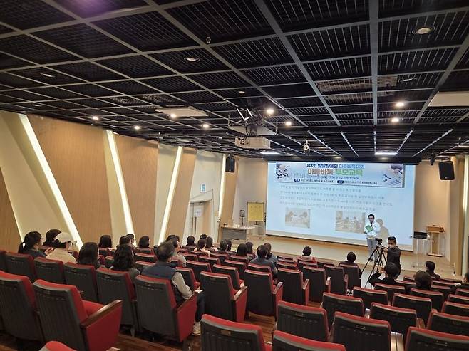 김명완 9단이 부모들에게 아름바둑을 교육하고 있다.(사진 아름바둑 제공)