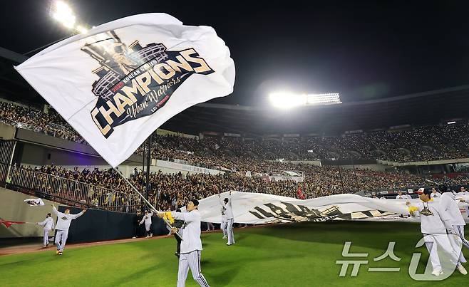 LG트윈스 선수단이 1일 서울 송파구 잠실야구장에서 열린 프로야구 2025 한국시리즈 우승 세리머니 팬 감사 행사 '더 리턴 오브 챔피언스'(The Return of Champions)'에서 그라운드 행진을 하고 있다. 2025.11.1/뉴스1 ⓒ News1 이호윤 기자
