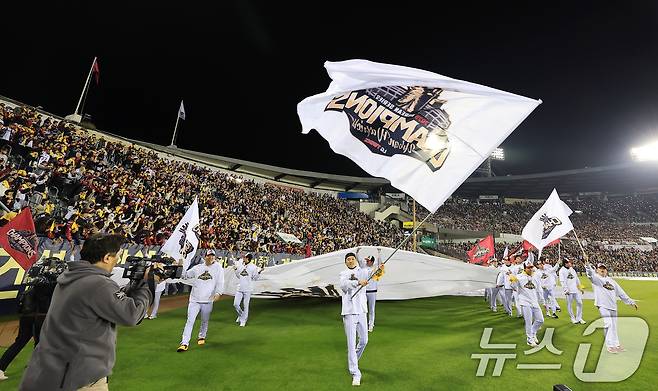 LG트윈스 선수단이 1일 서울 송파구 잠실야구장에서 열린 프로야구 2025 한국시리즈 우승 세리머니 팬 감사 행사 '더 리턴 오브 챔피언스'(The Return of Champions)'에서 그라운드 행진을 하고 있다. 2025.11.1/뉴스1 ⓒ News1 이호윤 기자
