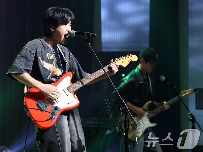 2일 전북 전주시 전북특별자치도교육청 창조나래에서 열린 '2025 제10회 전북특별자치도 청소년 밴드동아리 경연대회'에서 대상을 차지한 전주제일고등학교 블루웨건 팀이 열창을 하고 있다. ⓒ News1 유경석 기자