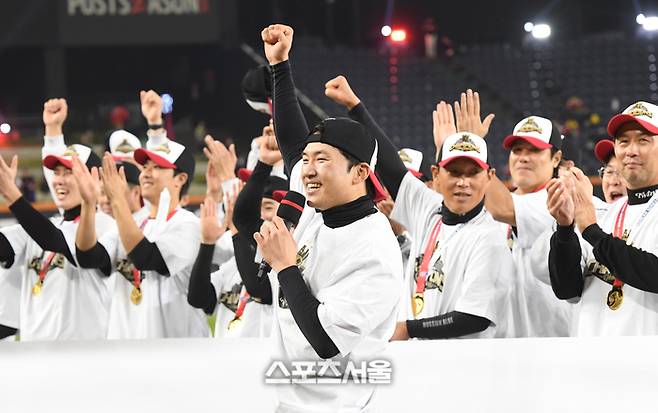 LG 주장 박해민이 31일 대전 한화생명볼파크에서 열린 2025 KBO리그 한화와 한국시리즈 5차전에서 승리하며 우승을 차지한 뒤 팬들에게 인사말을 하고 있다. 대전 | 박진업 기자 upandup@sportsseoul.com