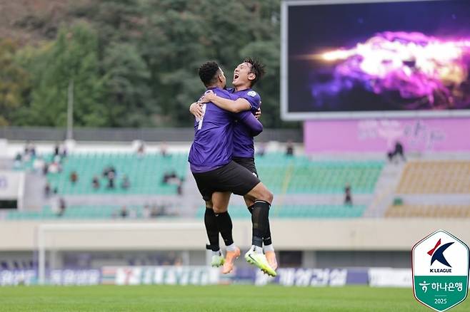 김동진(오른쪽)과 모따가 득점을 합작한 뒤 환호하고 있다. 사진 | 한국프로축구연맹