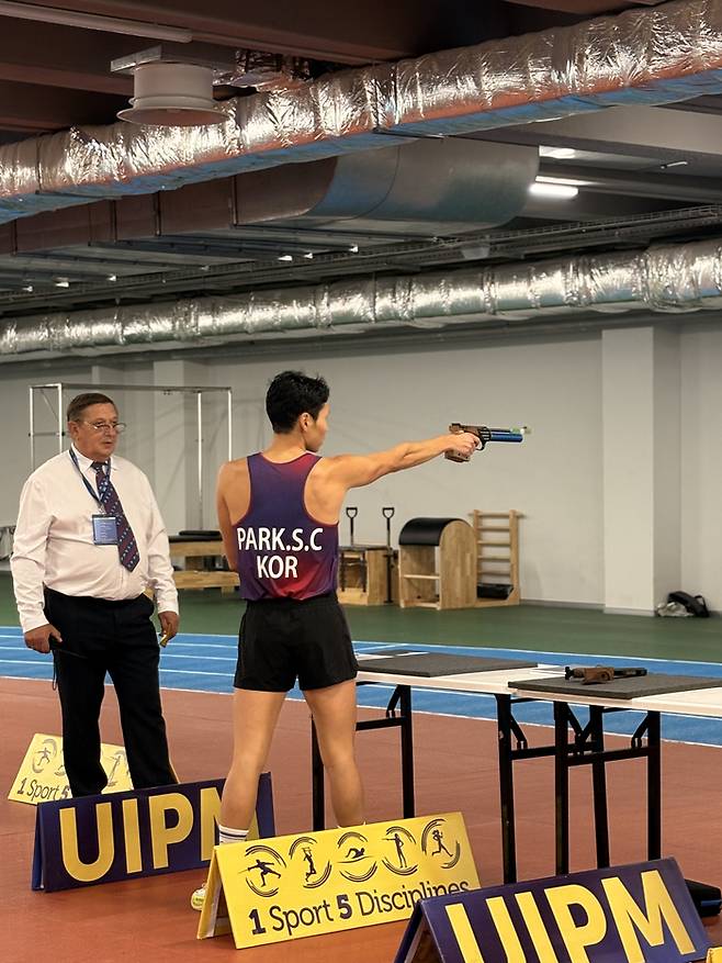 근대5종 U19 대표팀 박세찬이 카자흐스탄 알마티에서 열린 근대5종 U19 아시아 선수권에서 사격을 소화하고 있다. 사진 | 대한근대5종연맹