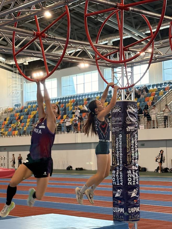 근대5종 U19 대표팀 민소윤이 카자흐스탄 알마티에서 열린 근대5종 U19 아시아 선수권에서 장애물 경기를 진행하고 있다. 사진 | 대한근대5종연맹