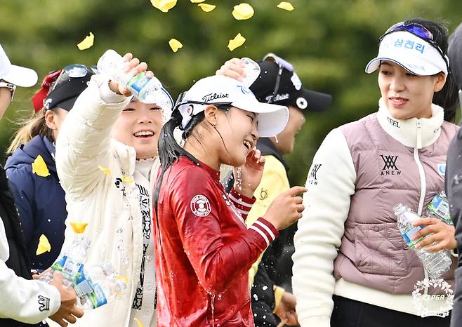 고지원이 2일 엘리시안 제주에서 열린 KLPGA투어 에쓰오일 챔피언십에서 우승을 차지한 뒤 동료들의 축하를 받고 있다. 사진 | KLPGA