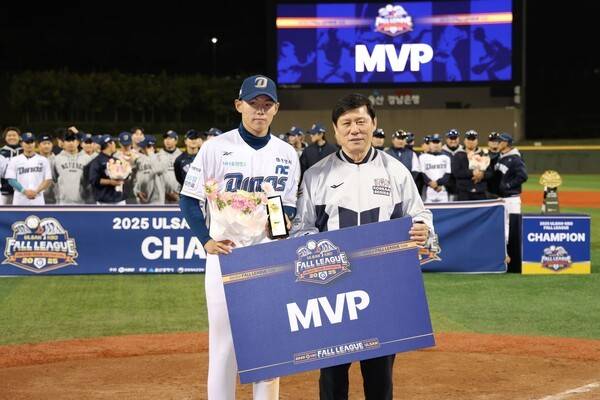 2025 울산-KBO Fall League MVP 신재인(NC 다이노스). 우측은 허구연 KBO 총재. /사진=KBO