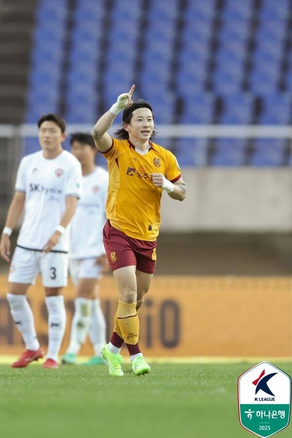 2일 광주월드컵경기장에서 치러진 제주SK와의 하나은행 K리그1 2025 35라운드 경기에서 광주FC 신창무가 득점 후 세리머니를 선보이고 있다. /사진=한국프로축구연맹