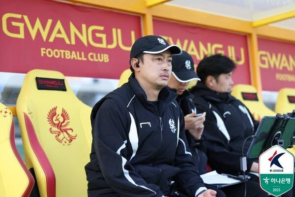 2일 광주월드컵경기장에서 치러진 제주SK와의 하나은행 K리그1 2025 35라운드 경기에서 광주FC 마철준 코치가 그라운드를 바라보고 있다. /사진=한국프로축구연맹