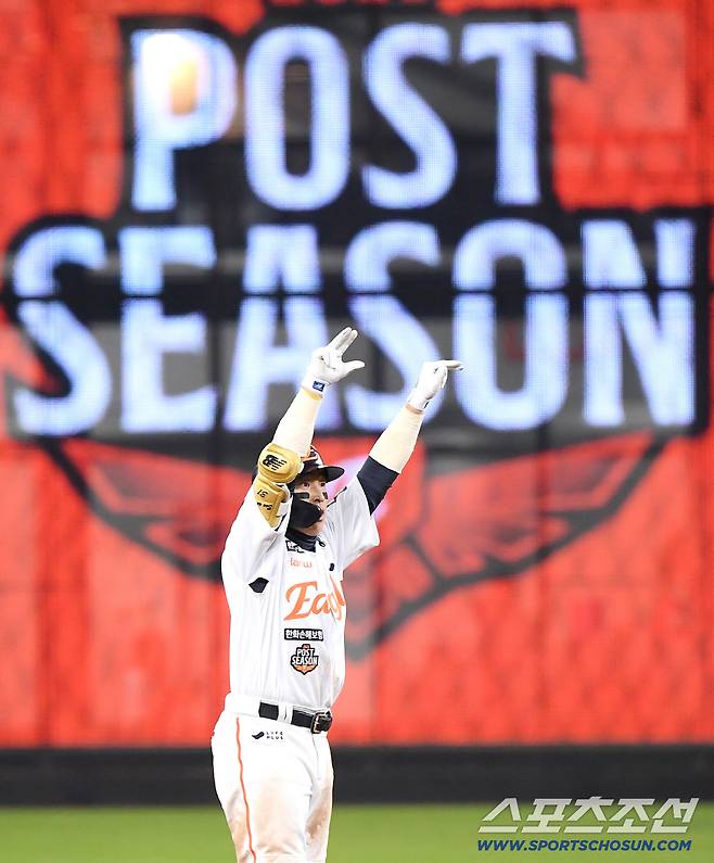 30일 대전 한화생명볼파크에서 열린 LG와 한화의 한국시리즈 4차전. 7회말 1사 1루 손아섭이 3루수앞 내야안타를 치고 1루 송구가 빠지며 2루까지 진루한 후 환호하고 있다. 대전=정재근 기자 cjg@sportschosun.com/2025.10.30/