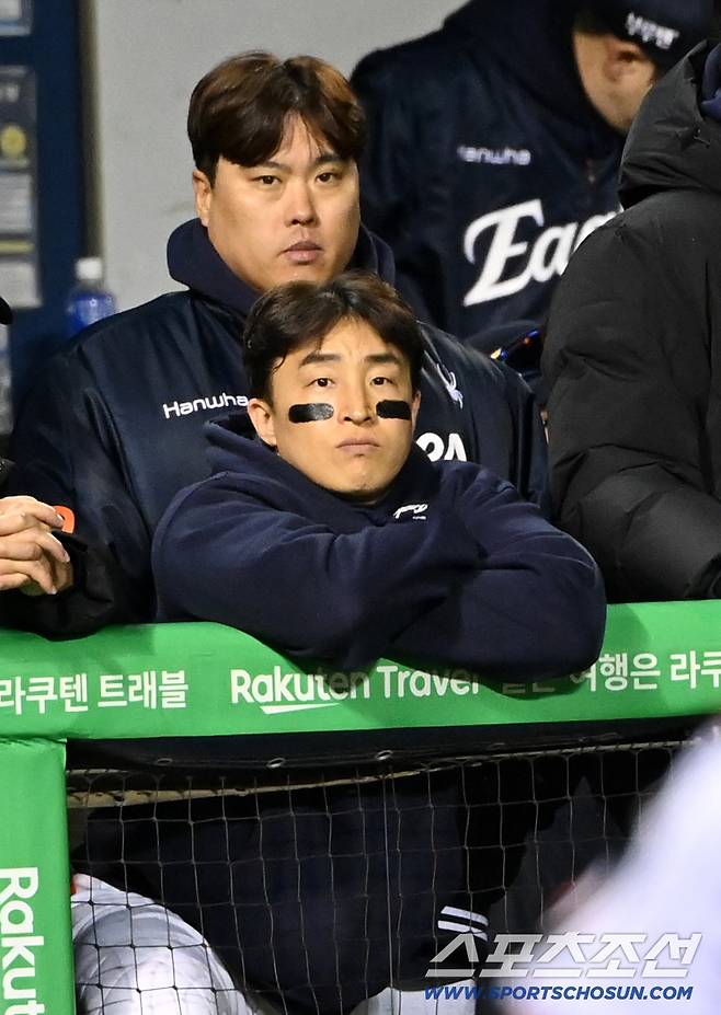 27일 서울 잠실구장에서 열린 한화와 LG의 한국시리즈 2차전. 손아섭과 류현진이 패색이 짙은 경기를 지켜보고 있다. 잠실=허상욱 기자wook@sportschosun.com/2025.10.27/