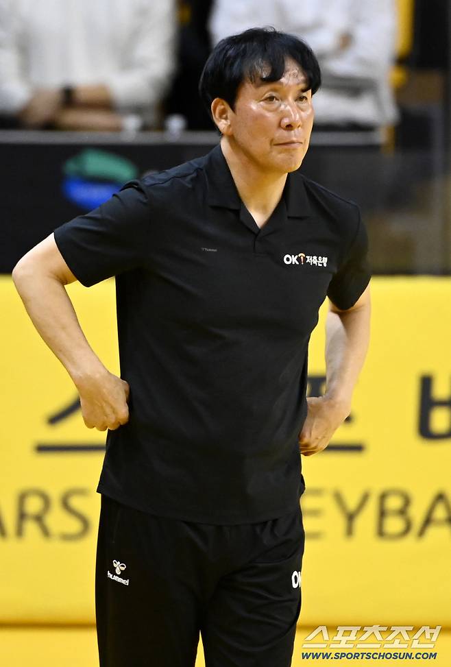 30일 의정부 경민대체육관에서 열린 V리그 남자부 KB손해보험과 OK저축은행의 경기, OK저축은행 신영철 감독이 경기에 함께하고 있다. 의정부=허상욱 기자wook@sportschosun.com/2025.10.30/