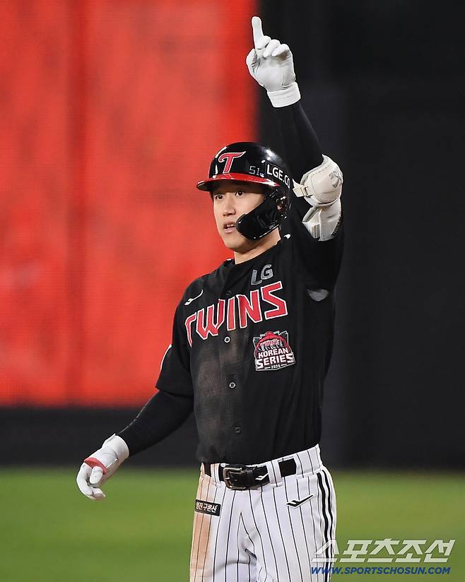 31일 대전 한화생명볼파크에서 열린 LG와 한화의 한국시리즈 5차전. 9회초 1사 1루 구본혁이 안타를 친 후 기뻐하고 있다. 대전=정재근 기자 cjg@sportschosun.com/2025.10.31/