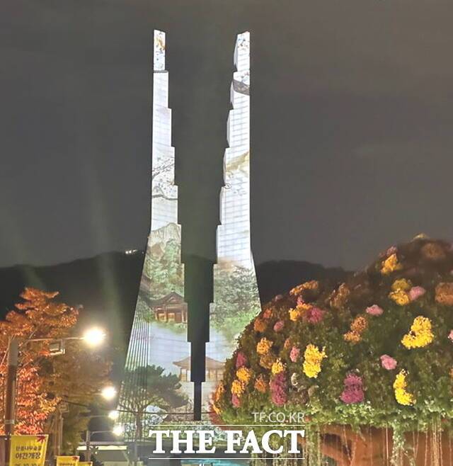 두 개의 수직 구조물이 밤하늘을 향해 솟아오른 겨레의탑에서 미디어파사드가 펼쳐지고 있다. /정효기 기자