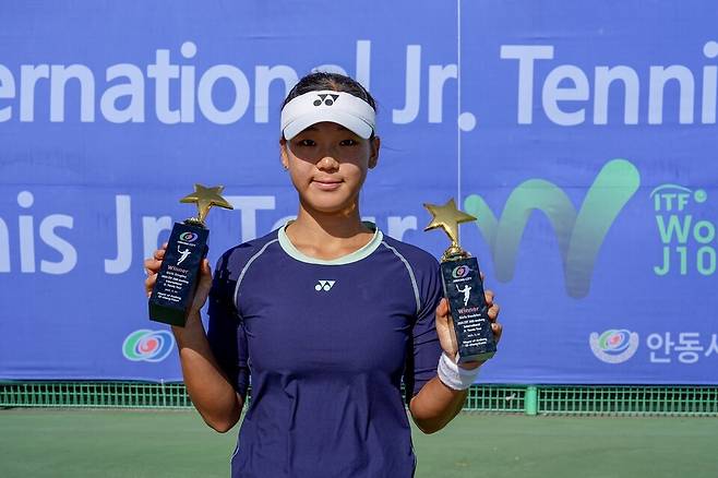 ITF 안동주니어 여자 단복식을 휩쓴 심시연(사진/김도원 기자)