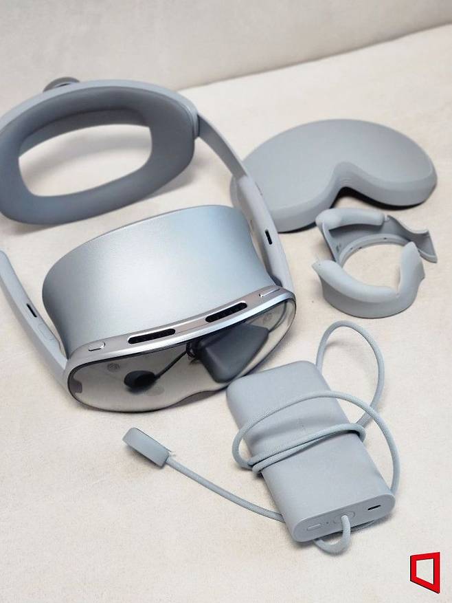 갤럭시 XR 구성품. 왼쪽 위부터 시계방향으로 본품, 보호 커버, 외부광 차단 패드(좌/우), 전원 케이블과 외장 배터리가 있다. 이외에도 이마 쿠션 간격 조절기(얇음/두꺼움), 이마 쿠션, USB 전원 어댑터, USB 케이블, 청소용 천, 빠른 시작 가이드와 같은 구성품이 추가로 제공된다. 사진=박유진 기자