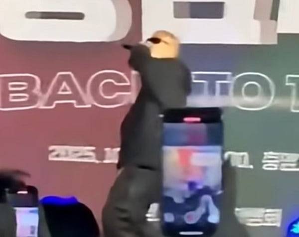 래퍼 정상수가 충암고 축제 무대에서 "윤 어게인"을 외치는 모습. /유튜브