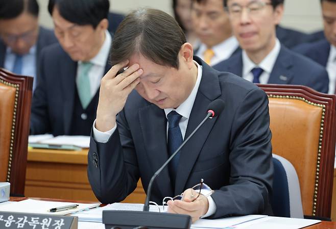 이찬진 금융감독원장이 27일 서울 여의도 국회 정무위원회에서 열린 금융위원장·금융감독원에 대한 종합감사에서 생각에 잠겨 있다. 2025.10.27 /남강호 기자