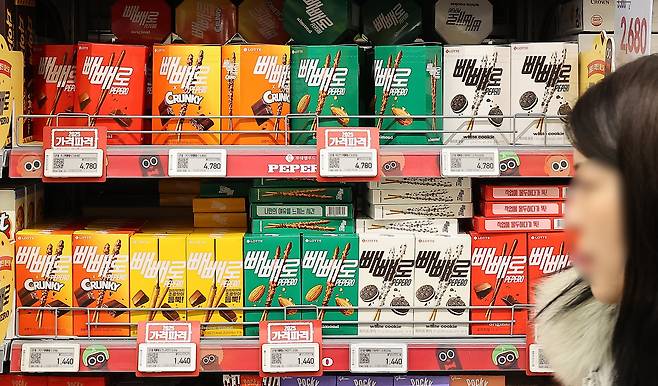 서울의 한 대형마트에 롯데웰푸드의 빼빼로가 진열되어 있다./뉴스1