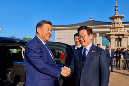 이재명 대통령이 지난 1일 한중 정상회담이 열리는 경북 국립경주박물관에 도착한 시진핑 중국 국가주석을 영접하고 있다. 연합뉴스