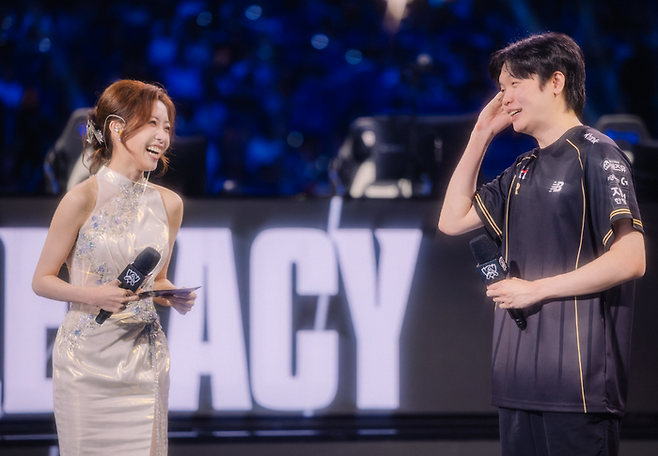 지난 1일 2025 리그 오브 레전드 월드 챔피언십 4강에서 KT 롤스터가 젠지에 승리한 후 '비디디' 곽보성이 아이리스와 인터뷰를 하고 있다. ⓒ라이엇 게임즈