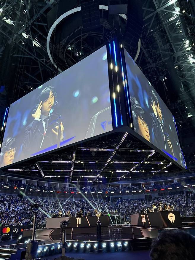 2일 중국 상하이 메르세데스-벤츠 아레나에서 열린 2025 리그 오브 레전드 월드 챔피언십(롤드컵) 4강전에서 T1과 TES가 1세트 밴픽을 진행하고 있다. ⓒ데일리안 황지현 기자