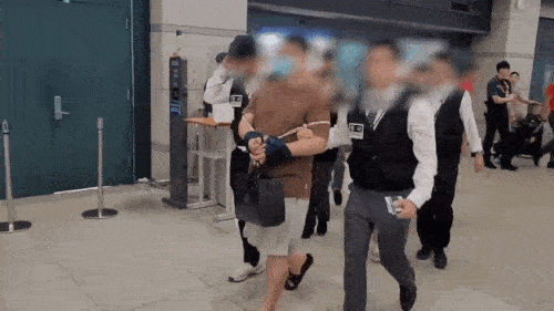 룽거컴퍼니 조직원의 국내 송환 장면. 서울경찰청 금융범죄수사대=연합뉴스