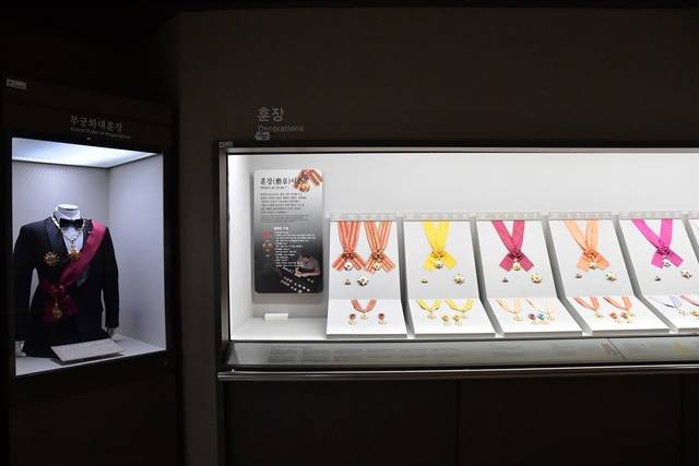 한국조폐공사가 운영하는 화폐박물관에 전시되어 있는 훈장 쇼케이스 모습이다. [조폐공사 제공]