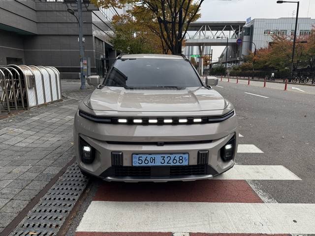 일자형 헤드램프가 적용된 토레스 EVX의 전면부. 임주희 기자