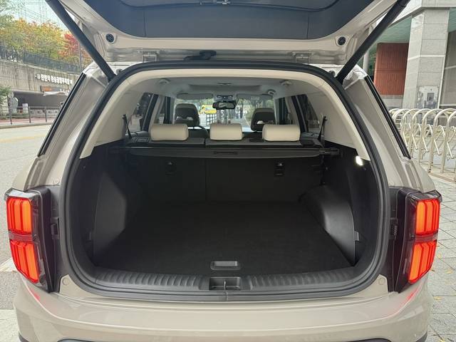 트렁크는 기본 839ℓ를 제공하며, 2열을 완전 폴딩하면 1662ℓ로 확장된다. 임주희 기자