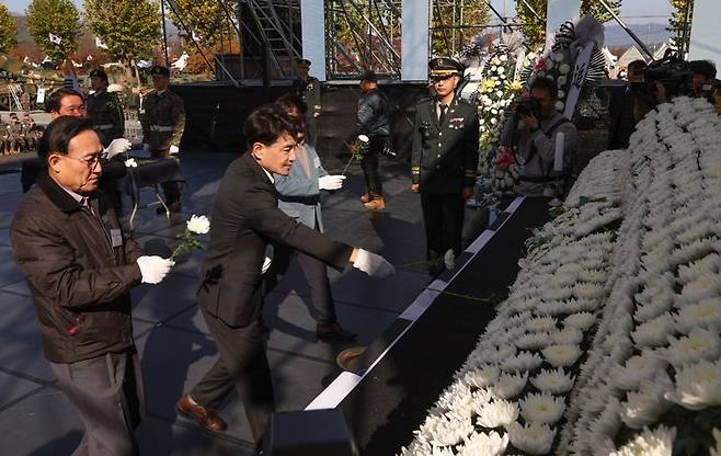 김진태 강원도지사(사진 왼쪽 두번째)가 지난 1일 춘천 베어스호텔 일원에서 열린 춘천지구전투 전승행사에 참석, 헌화하고 있다. 강원자치도 제공