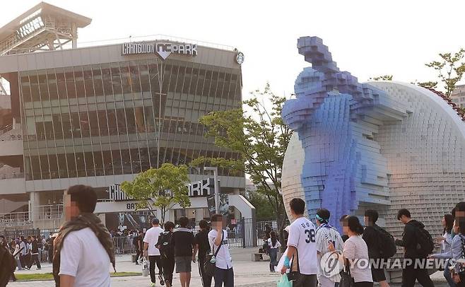 1200만 관중 돌파의 환호 속에 창원 NC 다이노스 파크에서 발생했던 구조물 추락 사건은 한국 프로야구 역사에 가장 비극적인 사건으로 기록됐다. 연합뉴스
