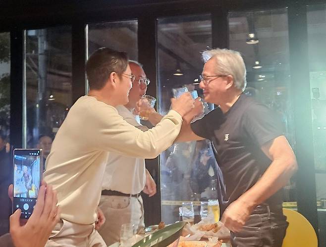 젠슨 황 엔비디아 최고경영자(오른쪽)가 지난달 30일 서울 삼성동 한 치킨집에서 이재용 삼성전자 회장(왼쪽 첫번째), 정의선 현대차그룹 회장과 치맥 회동을 하며 러브샷을 하고 있다. 연합뉴스