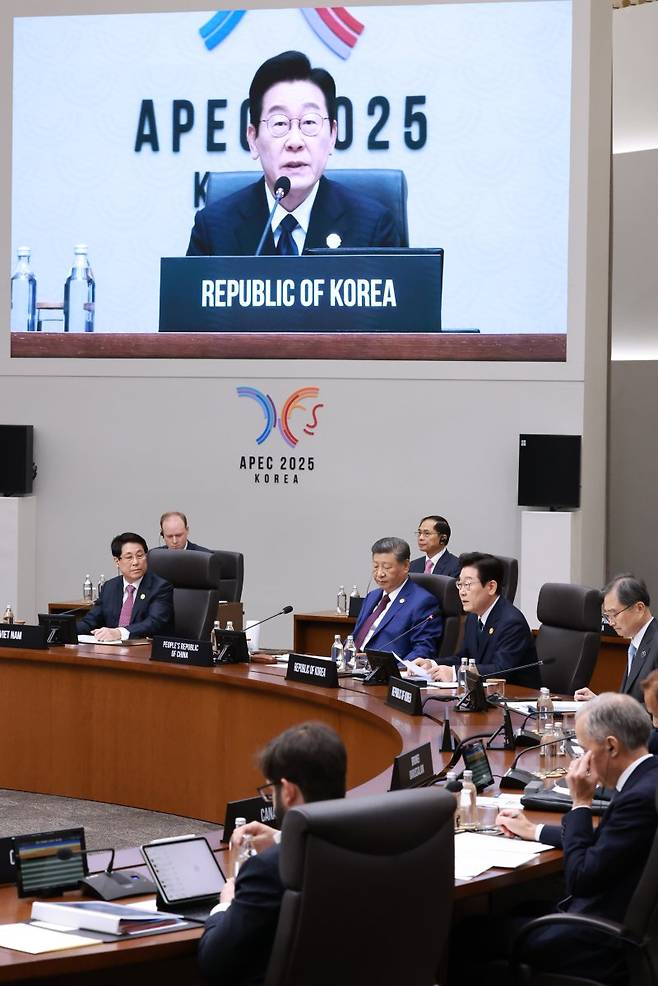 2025 아시아태평양경제협력체(APEC) 정상회의 의장인 이재명 대통령이 지난 1일 경주화백컨벤션센터에서 열린 제2세션에서 발언하고 있다. 연합뉴스