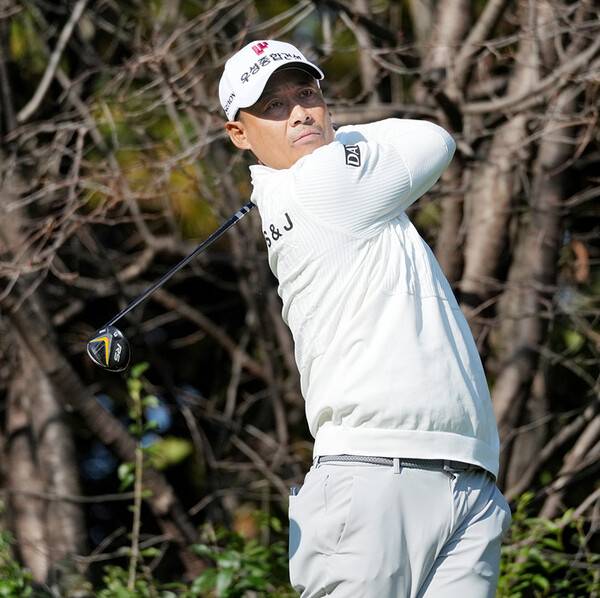 2025년 한국프로골프(KPGA) 투어 렉서스 마스터즈 우승 경쟁에 뛰어든 '현 롯데 자이언츠 퓨처스 김용희 감독의 아들' 김재호 프로가 3라운드에서 경기하는 모습이다. 사진제공=KPGA (사진을 무단으로 사용하지 마십시오.)