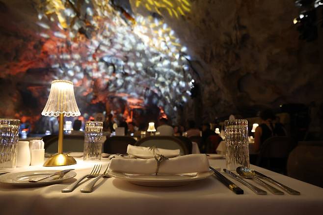 베트남 꽝닌성 하롱베이에 있는 ‘용의 진주 동굴’에 차려진 화려한 만찬 테이블. 동굴에서 공연을 보면서 하는 미식 체험은 독특한 기억을 남긴다. 김영원 기자