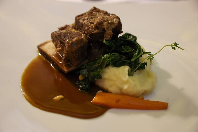 동굴에서 맛보는 갈비 요리 맛은 일품이다. 당근 등이 곁들여졌다. 김영원 기자