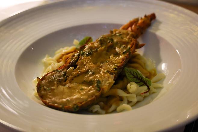 동굴에서 맛보는 랍스터 요리 맛은 일품이다. 땅콩버터 소스가 곁들여졌다. 김영원 기자