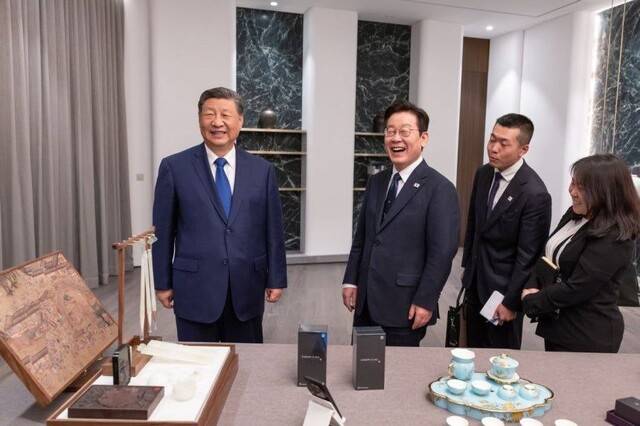 이재명 대통령과 시진핑 중국 국가주석이 1일 경북 소노캄 호텔에서 국빈만찬 전 친교 시간에 한중 정상이 서로를 위해 준비한 선물을 보고 있다. 대통령실 제공