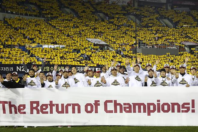한국시리즈(KS) 우승 트로피를 든 엘지(LG) 트윈스 선수단이 1일 잠실야구장에서 열린 ‘한국시리즈 통합우승 IN 잠실’ 행사에서 기념 사진을 찍고 있다. 연합뉴스