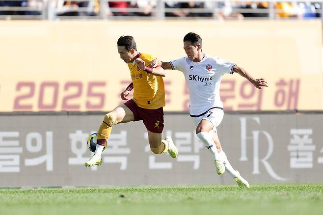 광주FC 이민기가 2일 2025 K리그1 파이널A 경기에서 제주 SK 김준하와 볼을 두고 다투고 있다. 한국프로축구연맹 제공