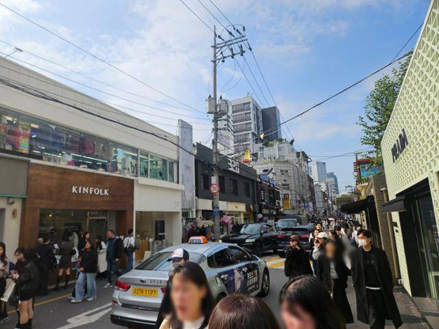 지난달 28일 오후 1시쯤 서울 성동구 성수동 카페 거리의 풍경. 평일임에도 관광객 등 많은 인파가 모여들었고, 이곳을 지나는 차량들도 매우 느린 속도로 운행하고 있었다. 오세운 기자